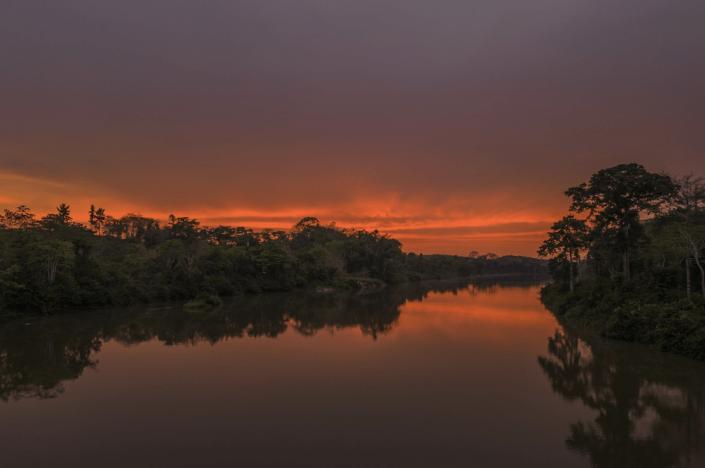 La rivière Nyanga au Gabon au coucher du soleil. Photographe : Guillem Sartorio/Bloomberg