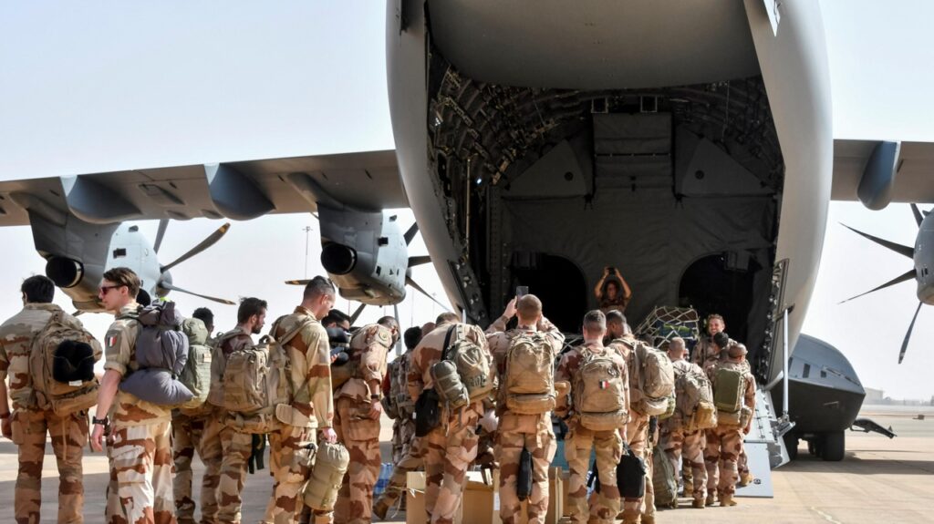 Soldats français de Barkhane quittant le Niger