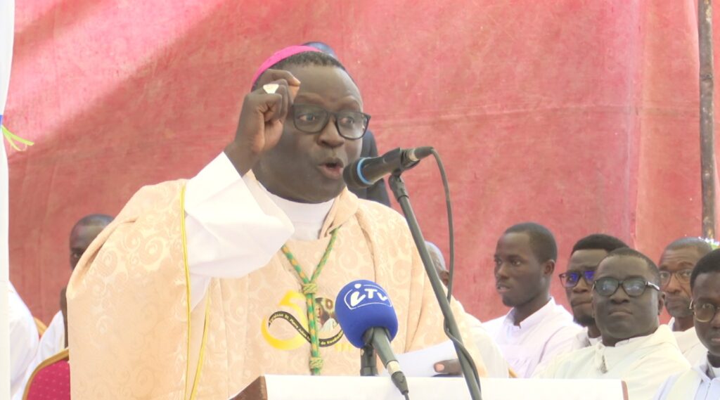 Voile, Mgr André Gueye monte au créneau